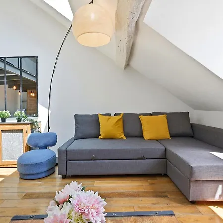 Bright 2br Flat With Mezzanine In Párizs