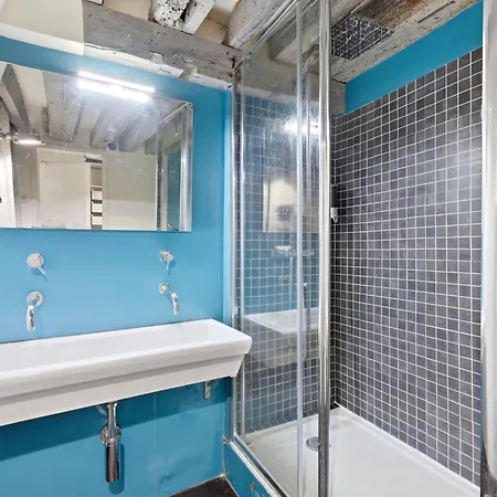 아파트 Bright 2br Flat With Mezzanine In *